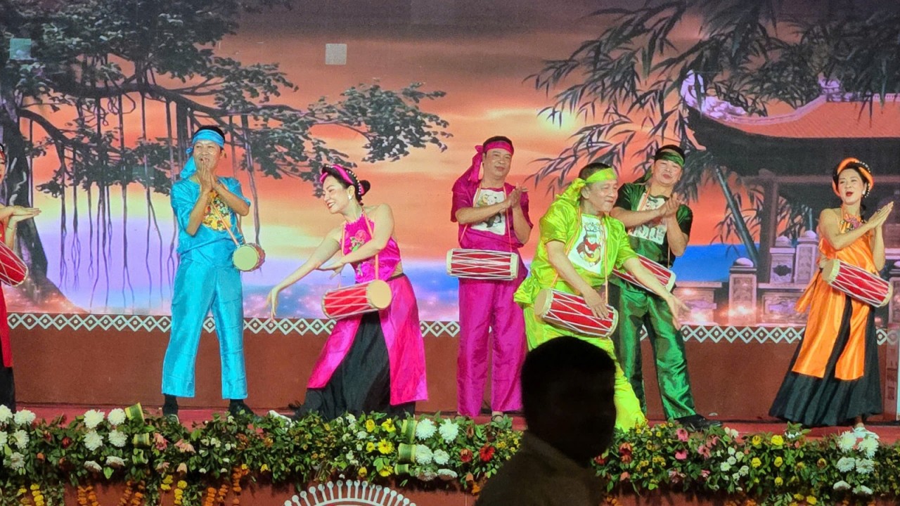 Vietnam's 12-member folk art group from National University of Arts Education presented folk dances at International Tribal Festival in Lucknow, India yesterday, including “Trống Cơm” (Rice Drum), Quan Ho folk song “Mời nước, mời trầu” (Have some tea and betel leaf), Chầu Văn singing “Cô Đôi thượng ngàn” (Beauty of Mountains and Forests) and dances of Northern Delta. The visit is supported by the Indian Council of Cultural Relations, New Delhi to promote exchange of artists , bring international music and dance to Indian audience and enhance people-level connections with partner countries. Vietnam's 12-member folk art group from National University of Arts Education presented folk dances at International Tribal Festival in Lucknow, India yesterday, including “Trống Cơm” (Rice Drum), Quan Ho folk song “Mời nước, mời trầu” (Have some tea and betel leaf), Chầu Văn singing “Cô Đôi thượng ngàn” (Beauty of Mountains and Forests) and dances of Northern Delta. The visit is supported by the Indian Council of Cultural Relations, New Delhi to promote exchange of artists , bring international music and dance to Indian audience and enhance people-level connections with partner countries.