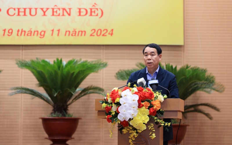 Giám đốc Sở Tư pháp Ngô Anh Tuấn trình bày Tờ trình (Ảnh: T.L). Giám đốc Sở Tư pháp Ngô Anh Tuấn trình bày Tờ trình (Ảnh: T.L).
