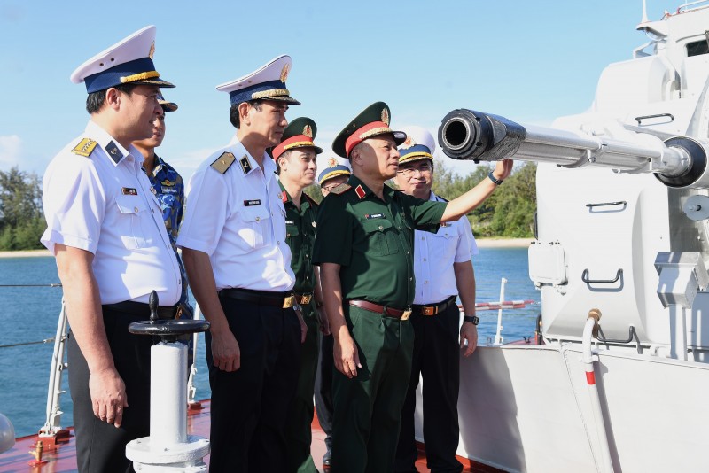 Trung tướng Lê Quang Minh kiểm tra tại Tàu 264, Hải đội 515, Lữ đoàn 175. Trung tướng Lê Quang Minh kiểm tra tại Tàu 264, Hải đội 515, Lữ đoàn 175.