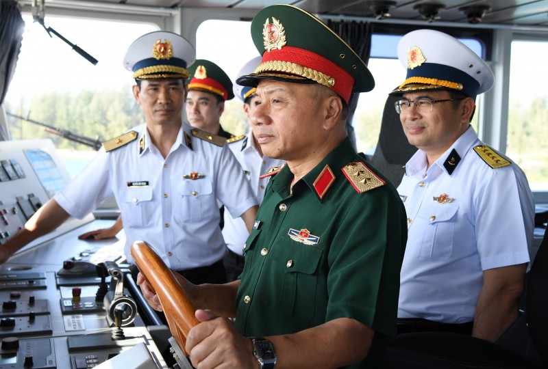 Đồng chí Phó Chủ nhiệm Tổng cục Chính trị kiểm tra tại Tàu 526, Hải đội 512, Lữ đoàn 127. Đồng chí Phó Chủ nhiệm Tổng cục Chính trị kiểm tra tại Tàu 526, Hải đội 512, Lữ đoàn 127.