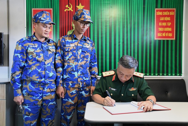 Trung tướng Lê Quang Minh ghi sổ lưu niệm tại Tàu 526. Trung tướng Lê Quang Minh ghi sổ lưu niệm tại Tàu 526.