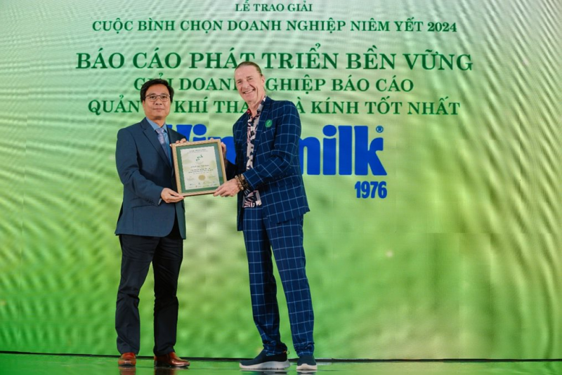 2024 là năm thứ 3 liên tiếp, Vinamilk đón nhận Giải Doanh nghiệp báo cáo quản lý khí thải nhà kính tốt nhất. 2024 là năm thứ 3 liên tiếp, Vinamilk đón nhận Giải Doanh nghiệp báo cáo quản lý khí thải nhà kính tốt nhất.