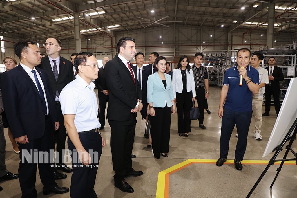 A high-ranking delegation of the National Assembly of the Republic of Armenia visited the Hyundai Thanh Cong Automobile Manufacturing and Assembly Plant in Ninh Binh Province. (Photo: Ninh Binh Newspaper) A high-ranking delegation of the National Assembly of the Republic of Armenia visited the Hyundai Thanh Cong Automobile Manufacturing and Assembly Plant in Ninh Binh Province. (Photo: Ninh Binh Newspaper)