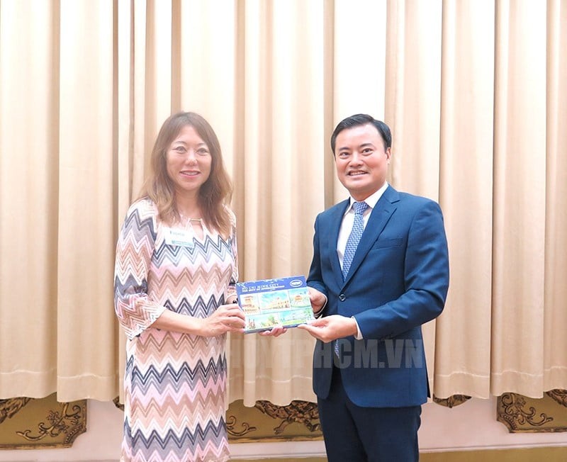 Vice Chairman of Ho Chi Minh City People's Committee Bui Xuan Cuong presented a souvenir to Ms. Fiona Ma, Secretary of Finance of California State (Photo: HCMC People's Committee)