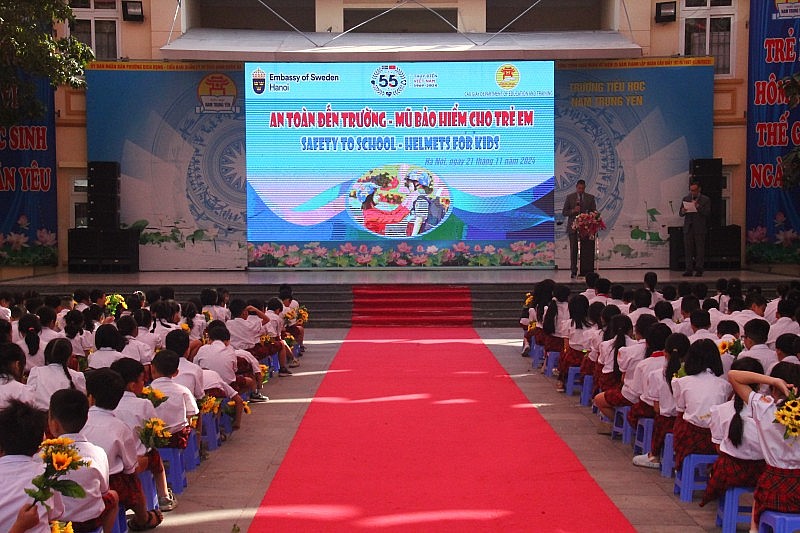 Đại sứ quán Thụy Điển trao tặng mũ bảo hiểm cho học sinh Việt Nam Đại sứ quán Thụy Điển trao tặng mũ bảo hiểm cho học sinh Việt Nam