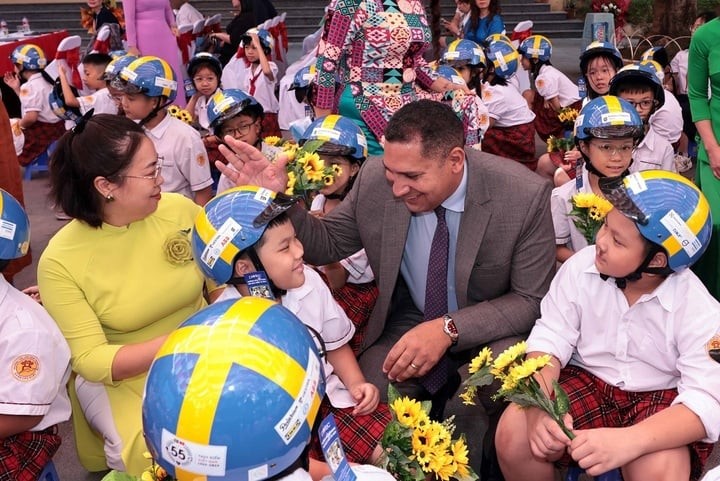 On November 21, the Swedish Embassy in Hanoi, in collaboration with the People's Committee of Cau Giay District and the Cau Giay Education and Training Office, donated over 1,000 helmets to primary and secondary school students at Nam Trung Yen Primary School in Cau Giay District, Hanoi.