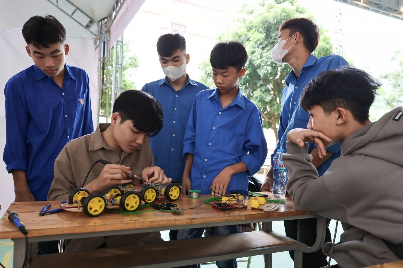 The festival featured several interactive areas. At the Self-Discovery Zone, attendees completed psychological and aptitude tests to identify their strengths and interests, receiving guidance on suitable career paths. The Career Orientation Zone welcomed experts and students from universities such as Hanoi University of Science and Technology, Vietnam National University, and Hong Duc University, who provided insights into various academic fields and career trends while addressing questions about course selection.  Hands-on experiences, including tailoring, welding, robotics, bartending, and cooking, attracted significant interest. A highlight of the festival was TP Inc.'s presentation of 150 vocational training scholarships, each worth VND 2 million, to disadvantaged youth aged 16-18. The event also introduced participants to TP Inc.'s TMVT factory in Thanh Hoa, offering opportunities for internships and employment.