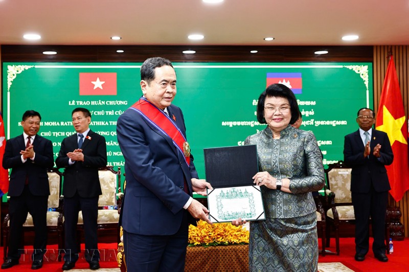 Chủ tịch Quốc hội Trần Thanh Mẫn nhận Huân chương Công trạng hạng Đại Thập tự của Nhà nước Campuchia Chủ tịch Quốc hội Trần Thanh Mẫn nhận Huân chương Công trạng hạng Đại Thập tự của Nhà nước Campuchia