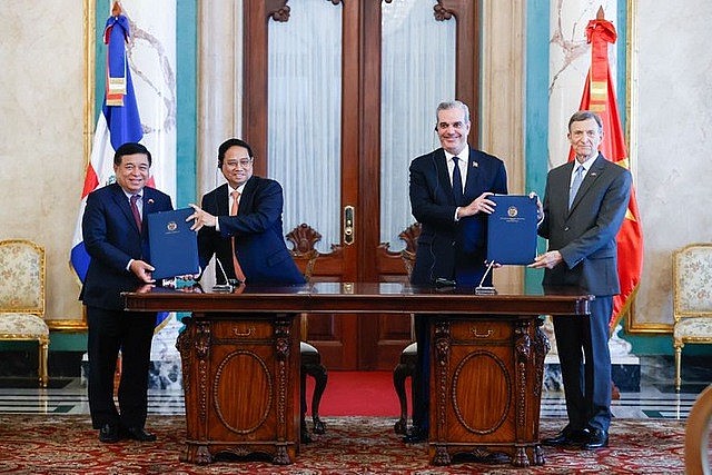 Prime Minister Pham Minh Chinh (second from left) and President Luis Rodolfo Abinader Corona (third from left) at the signing ceremony of the Memorandum of Understanding on the establishment of Viet Nam-Dominica Joint Committee to promote trade and technical cooperation in Santo Domingo, Dominica, November 20, 2024. Photo: VGP Prime Minister Pham Minh Chinh (second from left) and President Luis Rodolfo Abinader Corona (third from left) at the signing ceremony of the Memorandum of Understanding on the establishment of Viet Nam-Dominica Joint Committee to promote trade and technical cooperation in Santo Domingo, Dominica, November 20, 2024. Photo: VGP