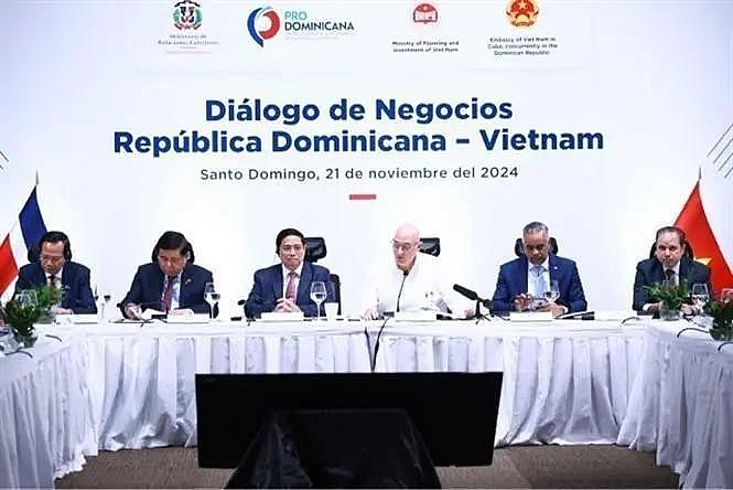 Prime Minister Pham Minh Chinh (third from left) attends the Dominican Republic-Vietnam Business Dialogue (Photo: VNA) Prime Minister Pham Minh Chinh (third from left) attends the Dominican Republic-Vietnam Business Dialogue (Photo: VNA)