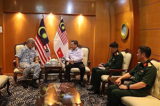 Rear Admiral Nguyen Dinh Hung (R), Deputy Commander of the Vietnam People's Navy, and Admiral Datuk Zulhelmy Ithnain, Chief of the Royal Malaysian Navy. (Photo VNA) Rear Admiral Nguyen Dinh Hung (R), Deputy Commander of the Vietnam People's Navy, and Admiral Datuk Zulhelmy Ithnain, Chief of the Royal Malaysian Navy. (Photo VNA)