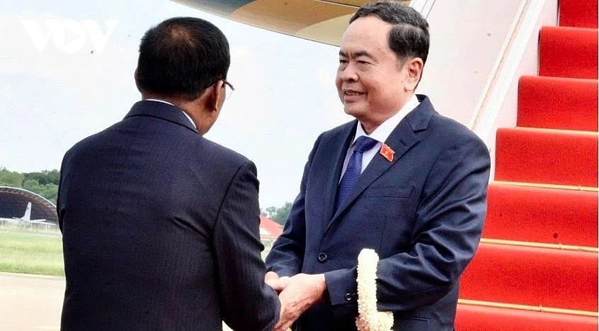 Cambodian senior leaders welcome NA Chairman Tran Thanh Man at the airport. Cambodian senior leaders welcome NA Chairman Tran Thanh Man at the airport.