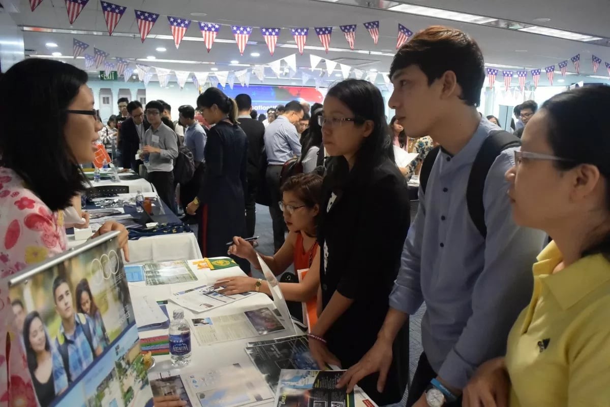 Vietnam Tops ASEAN in Students Studying in the U.S.