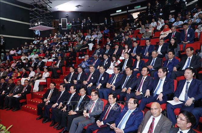 Tổng Bí thư Tô Lâm phát biểu chính sách tại Trường Đại học quốc gia Malaya Tổng Bí thư Tô Lâm phát biểu chính sách tại Trường Đại học quốc gia Malaya