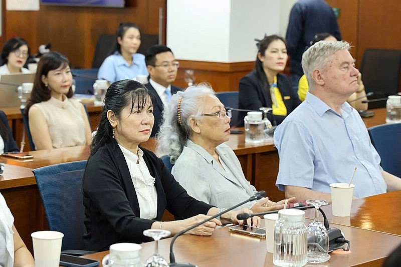 Đông đảo bà con kiều bào tham dự Tọa đàm. Đông đảo bà con kiều bào tham dự Tọa đàm.