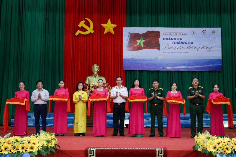 Đại diện các đơn vị cắt băng khai mạc triển lãm. Đại diện các đơn vị cắt băng khai mạc triển lãm.