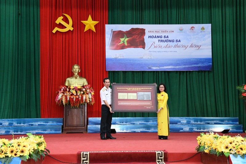 Cục Văn thư và Lưu trữ Nhà nước trao tặng Bộ Tư lệnh Vùng 5 Hải quân bản in lời dụ của vua Lê Thánh Tông về việc giữ vững biên cương bờ cõi đất nước (từ Mộc bản triều Nguyễn). Cục Văn thư và Lưu trữ Nhà nước trao tặng Bộ Tư lệnh Vùng 5 Hải quân bản in lời dụ của vua Lê Thánh Tông về việc giữ vững biên cương bờ cõi đất nước (từ Mộc bản triều Nguyễn).