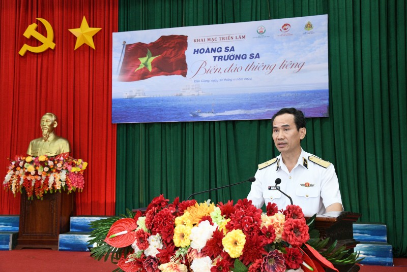: Chuẩn Đô đốc Nguyễn Hữu Thoan, Chính ủy Bộ Tư lệnh Vùng 5 Hải quân phát biểu tại triển lãm. : Chuẩn Đô đốc Nguyễn Hữu Thoan, Chính ủy Bộ Tư lệnh Vùng 5 Hải quân phát biểu tại triển lãm.