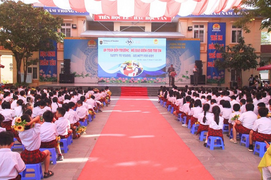 Swedish Embassy Donates Helmets to Vietnamese Students Swedish Embassy Donates Helmets to Vietnamese Students