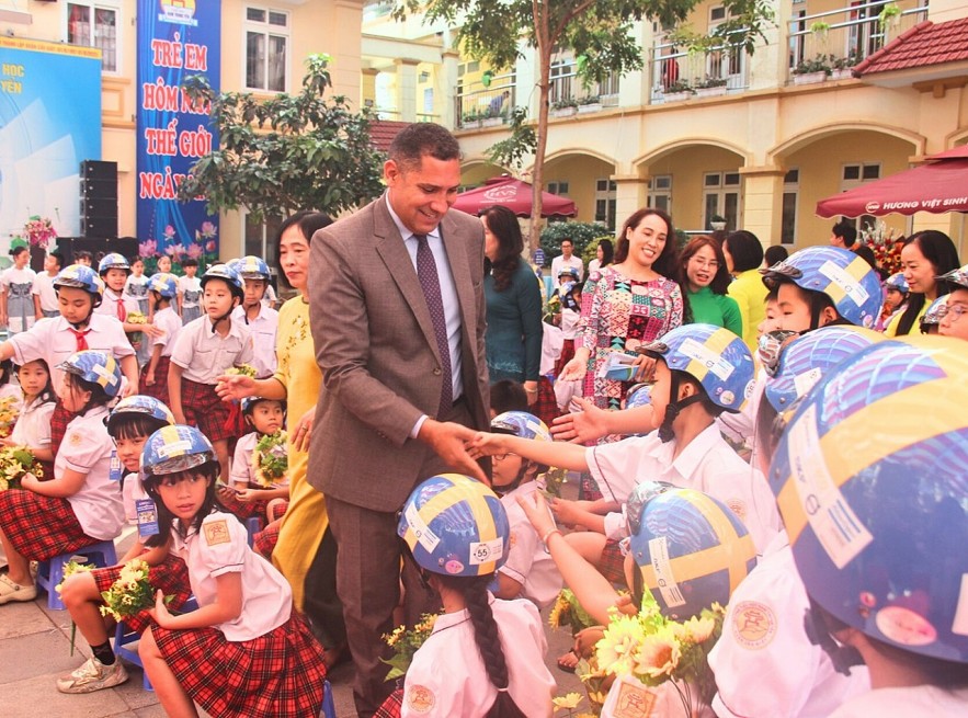 Swedish Embassy Donates Helmets to Vietnamese Students Swedish Embassy Donates Helmets to Vietnamese Students