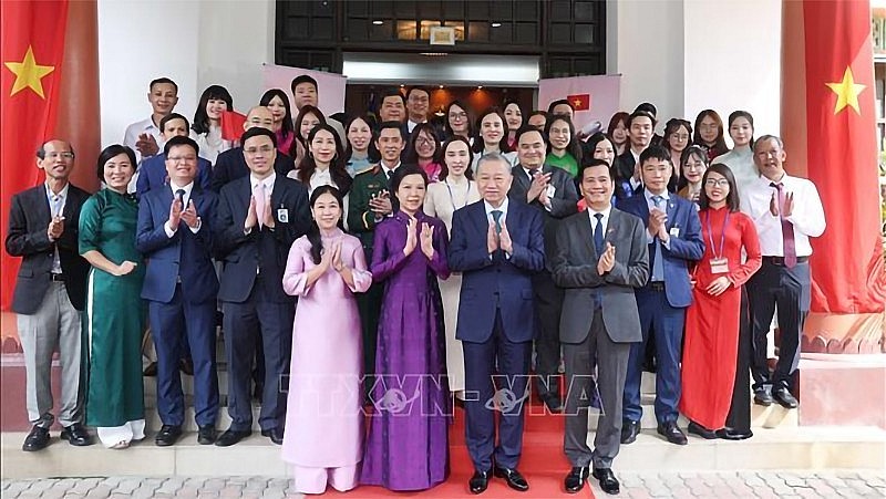General Secretary To Lam and his spouse with staff of the Embassy and the Vietnamese community in Malaysia. (Photo: VNA) General Secretary To Lam and his spouse with staff of the Embassy and the Vietnamese community in Malaysia. (Photo: VNA)
