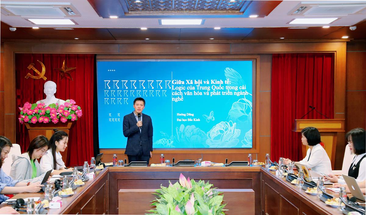 GS,TS Hướng Dũng chia sẻ tại tọa đàm. (Ảnh: hcma.vn) GS,TS Hướng Dũng chia sẻ tại tọa đàm. (Ảnh: hcma.vn)