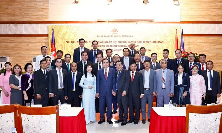 Chairman of the Vietnamese National Assembly Trần Thanh Mẫn speaks at the meeting with the staff of the Vietnamese Embassy, and representatives of the Vietnamese community in Cambodia. VNA/VNS Photo Chairman of the Vietnamese National Assembly Trần Thanh Mẫn speaks at the meeting with the staff of the Vietnamese Embassy, and representatives of the Vietnamese community in Cambodia. VNA/VNS Photo