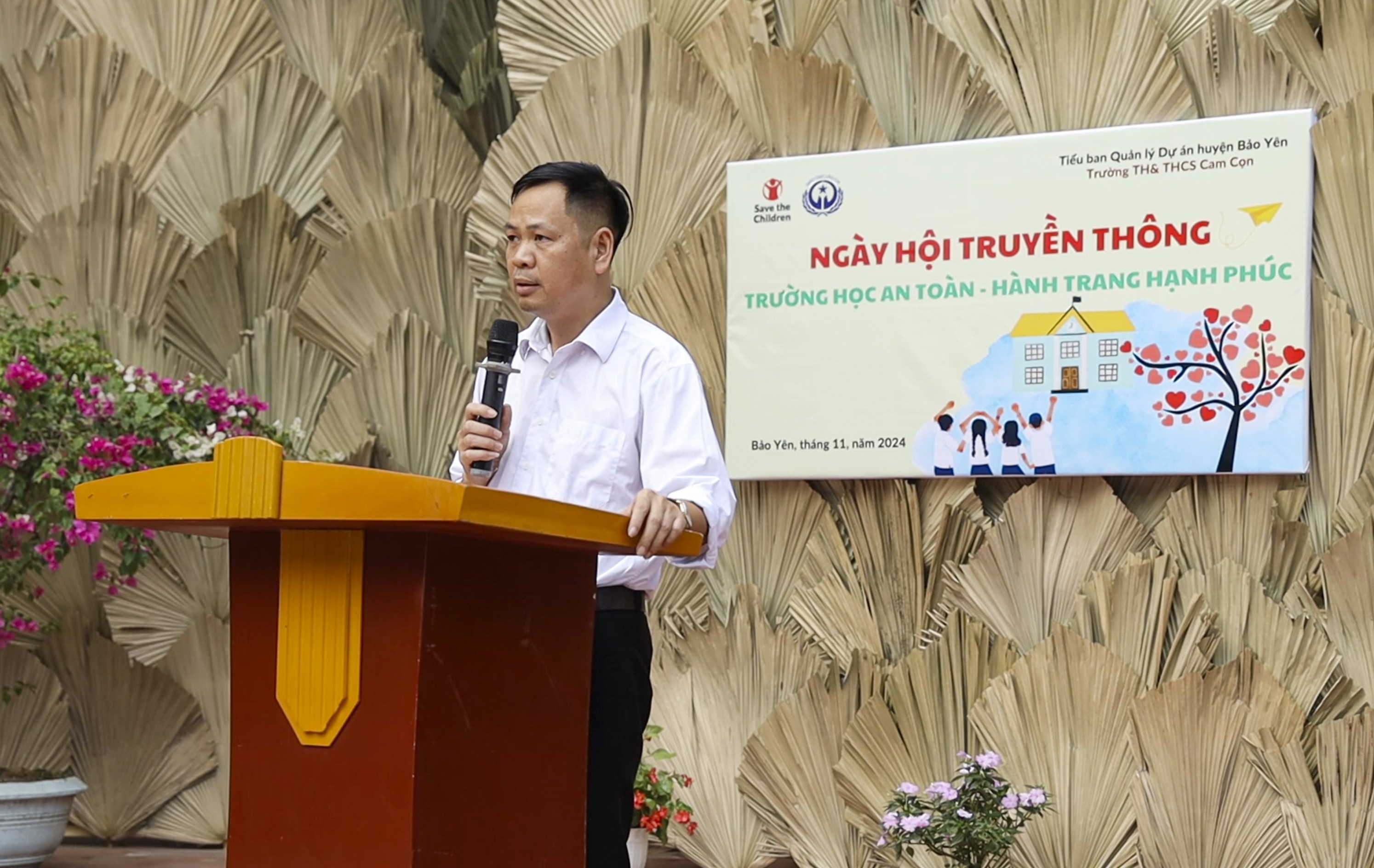 Save the Children cùng học sinh Lào Cai “Rung chuông vàng” xây dựng trường học an toàn, hạnh phúc Save the Children cùng học sinh Lào Cai “Rung chuông vàng” xây dựng trường học an toàn, hạnh phúc
