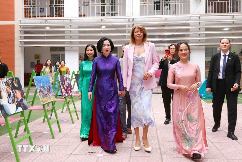 Bà Nguyễn Thị Minh Nguyệt, Phu nhân Chủ tịch nước Lương Cường và bà Desislava Radeva, Phu nhân Tổng thống Bulgaria Rumen Radev đến thăm trường Mầm non chất lượng cao Việt-Bun. (Ảnh: Phạm Kiên/TTXVN) Bà Nguyễn Thị Minh Nguyệt, Phu nhân Chủ tịch nước Lương Cường và bà Desislava Radeva, Phu nhân Tổng thống Bulgaria Rumen Radev đến thăm trường Mầm non chất lượng cao Việt-Bun. (Ảnh: Phạm Kiên/TTXVN)