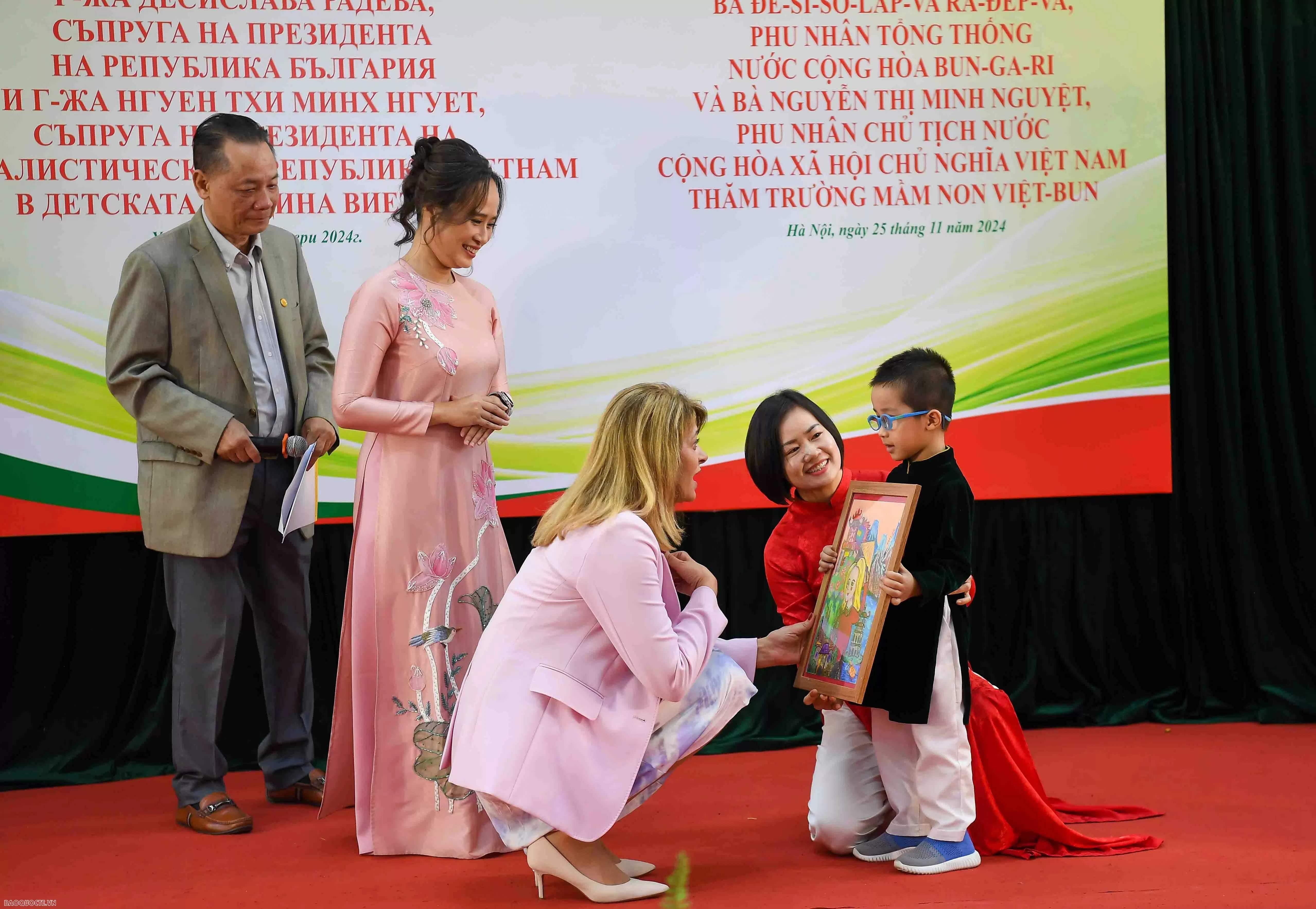 Bé Hiếu Minh, lớp Mẫu giáo lớn, tặng hai Phu nhân những bức tranh do em tự vẽ. (Ảnh: Báo Thế giới và Việt Nam) Bé Hiếu Minh, lớp Mẫu giáo lớn, tặng hai Phu nhân những bức tranh do em tự vẽ. (Ảnh: Báo Thế giới và Việt Nam)
