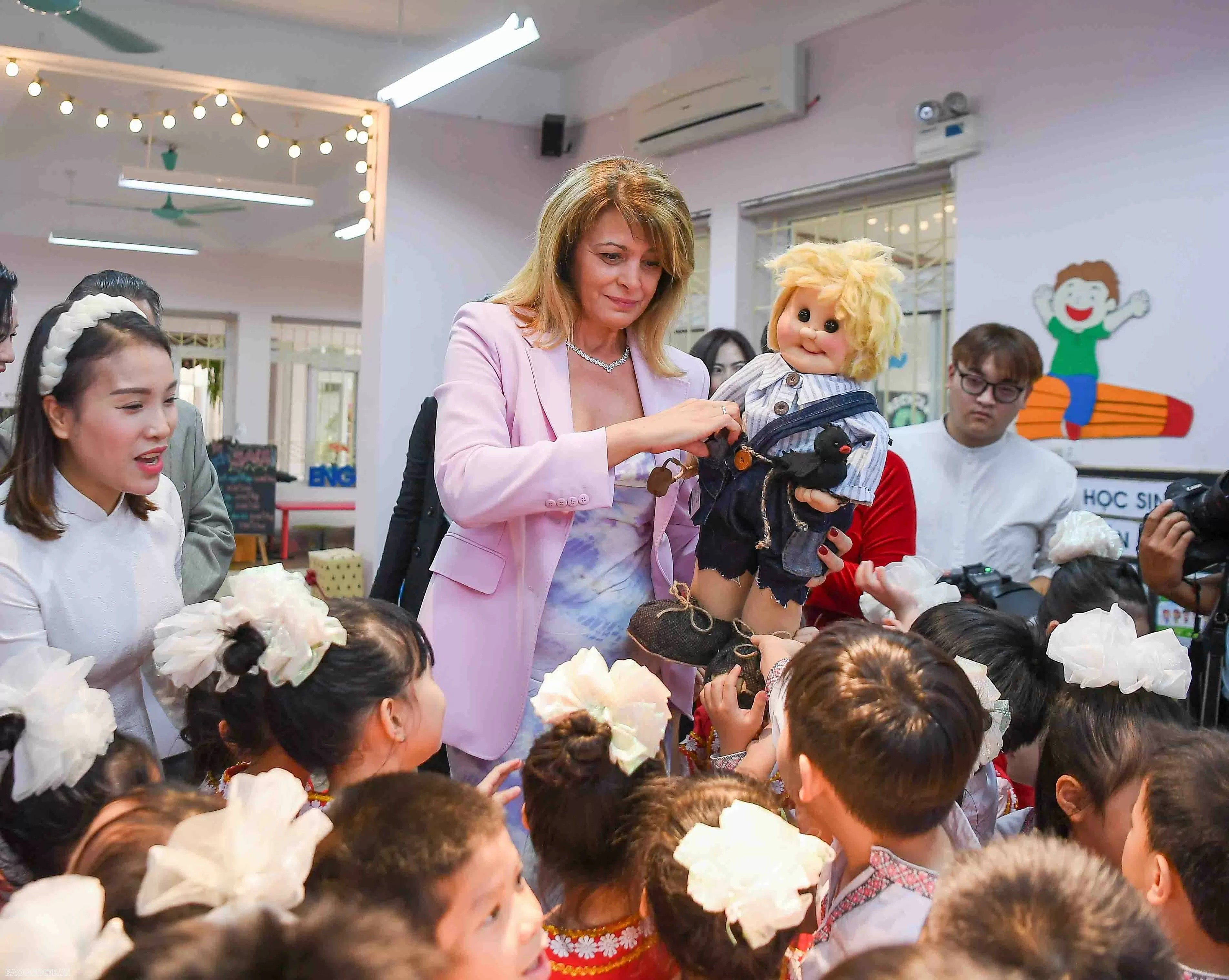 Phu nhân Tổng thống Bulgaria đã tặng các em nhỏ món quà là hình nhân vật Yanbibian. (Ảnh: Báo Thế giới và Việt Nam)) Phu nhân Tổng thống Bulgaria đã tặng các em nhỏ món quà là hình nhân vật Yanbibian. (Ảnh: Báo Thế giới và Việt Nam))