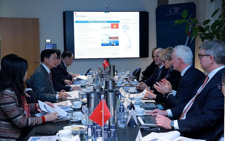 Deputy Prime Minister Tran Hong Ha holds a working session with the C.I.P leadership in Copenhagen on November 25 during his working trip to Denmark. (Photo: VGP) Deputy Prime Minister Tran Hong Ha holds a working session with the C.I.P leadership in Copenhagen on November 25 during his working trip to Denmark. (Photo: VGP)