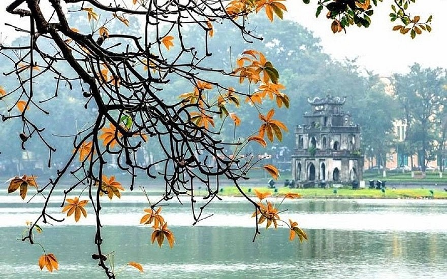 Hoan Kiem Lake is one of the famous tourist attractions in Hanoi. Hoan Kiem Lake is one of the famous tourist attractions in Hanoi.
