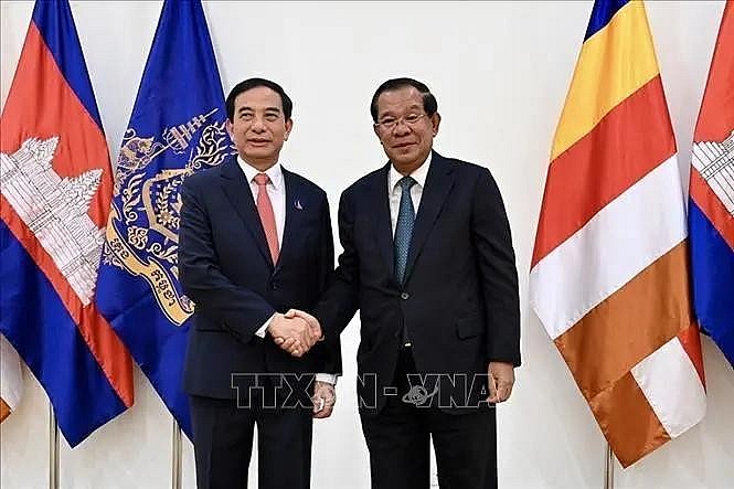 Vietnamese Minister of National Defence General Phan Van Giang (L) shakes hands with President of the Cambodian People's Party (CPP) and President of the Senate Samdech Techo Hun Sen. (Photo: VNA) Vietnamese Minister of National Defence General Phan Van Giang (L) shakes hands with President of the Cambodian People's Party (CPP) and President of the Senate Samdech Techo Hun Sen. (Photo: VNA)