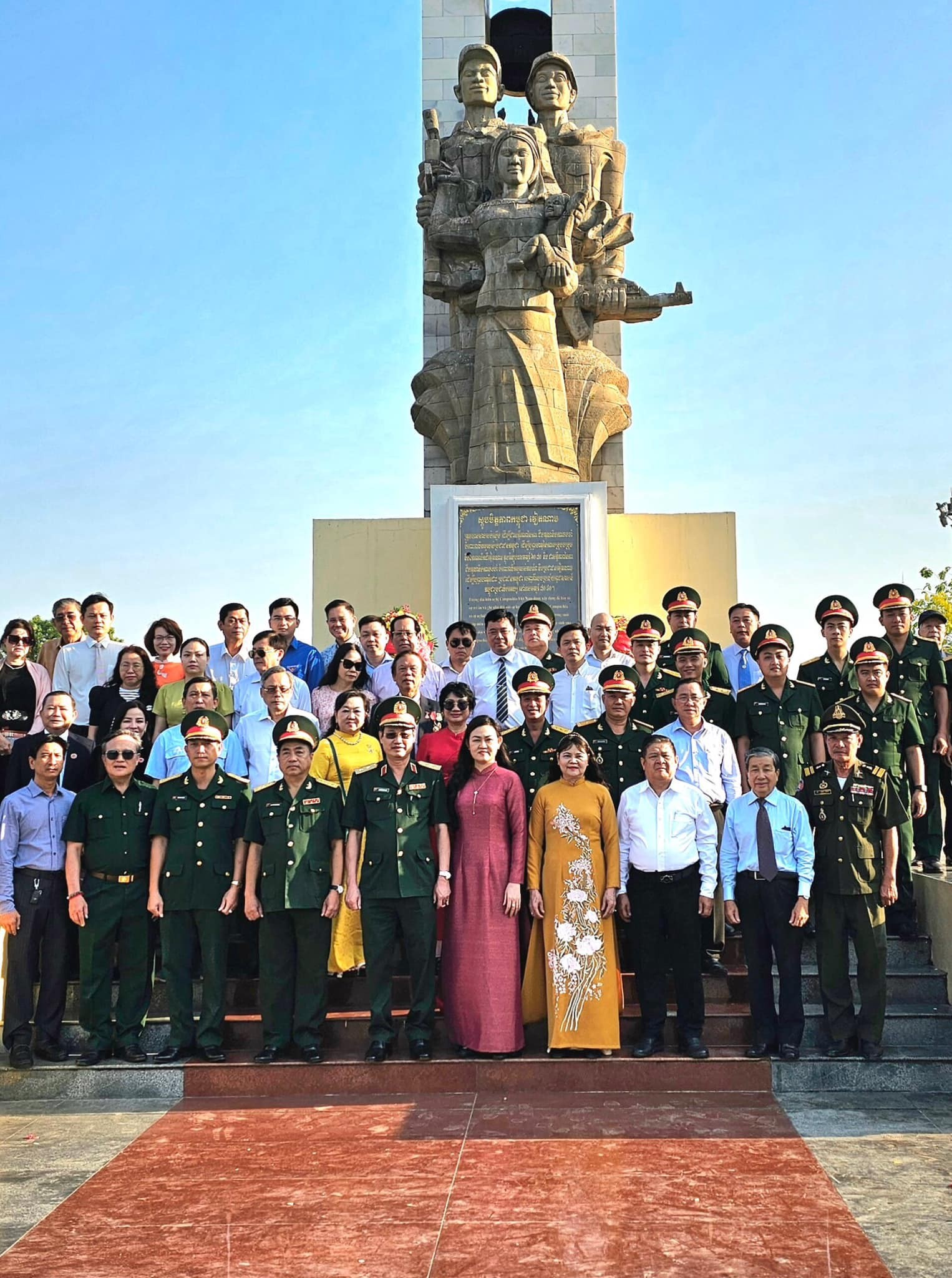 Đoàn đại biểu Bộ Tư lệnh Thành phố Hồ Chí Minh và Hội hữu nghị Việt Nam - Campuchia Thành phố đặt vòng hoa tại tượng đài hữu nghị Việt Nam - Campuchia thủ đô Phnom Penh, tháng 4/2024. (Ảnh: Nguyễn Nam) Đoàn đại biểu Bộ Tư lệnh Thành phố Hồ Chí Minh và Hội hữu nghị Việt Nam - Campuchia Thành phố đặt vòng hoa tại tượng đài hữu nghị Việt Nam - Campuchia thủ đô Phnom Penh, tháng 4/2024. (Ảnh: Nguyễn Nam)