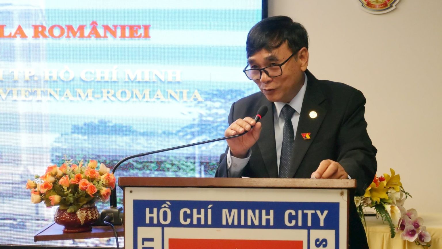 Ông Nguyễn Trường Giang, Chủ tịch Hội hữu nghị Việt Nam – Rumani TP.HCM phát biểu tại buổi họp mặt. (Ảnh: hufo.vn) Ông Nguyễn Trường Giang, Chủ tịch Hội hữu nghị Việt Nam – Rumani TP.HCM phát biểu tại buổi họp mặt. (Ảnh: hufo.vn)