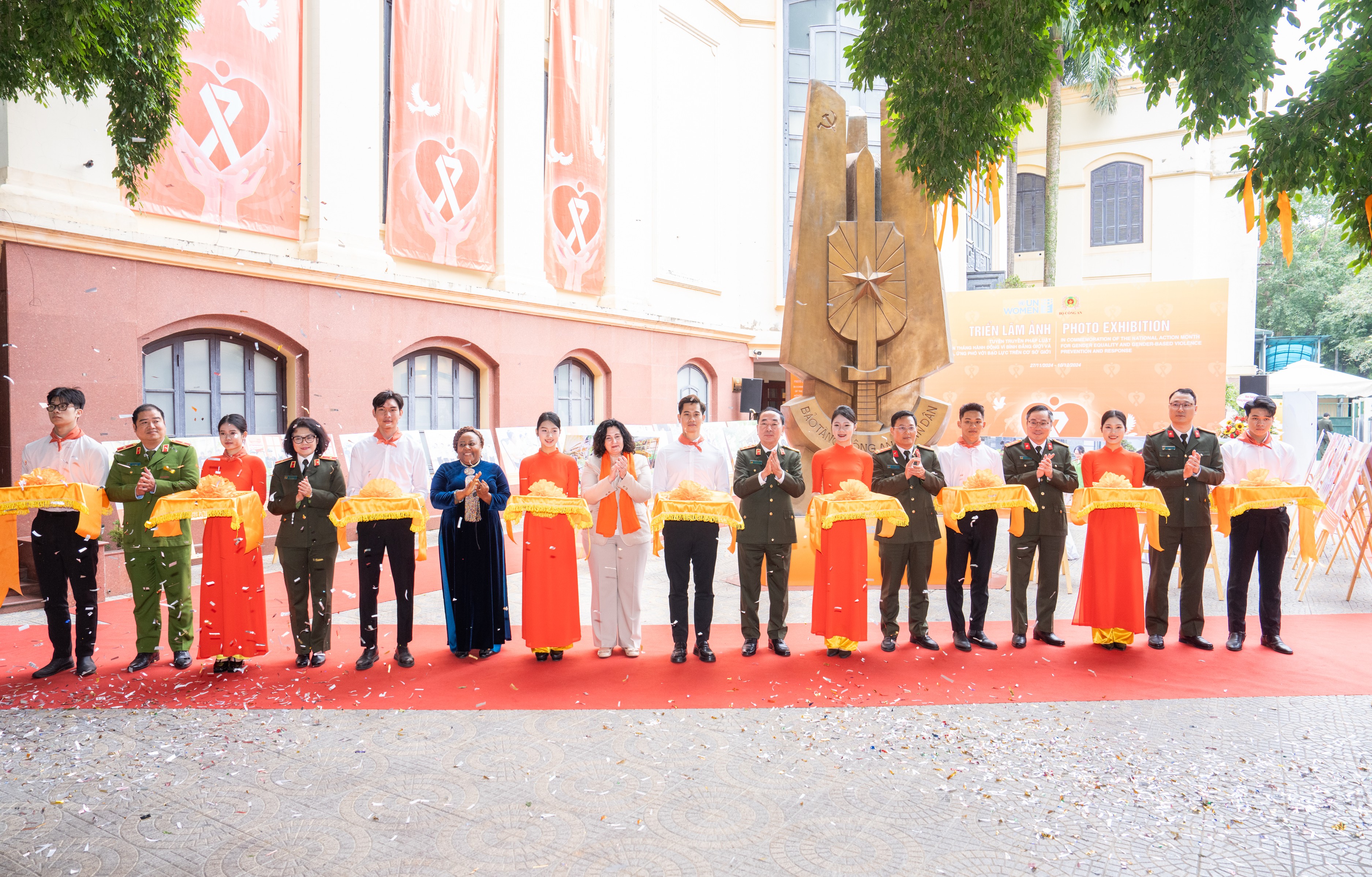 63 bức ảnh mang thông điệp về bình đẳng giới và phòng ngừa, ứng phó bạo lực trên cơ sở giới 63 bức ảnh mang thông điệp về bình đẳng giới và phòng ngừa, ứng phó bạo lực trên cơ sở giới