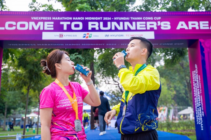 Runner trải nghiệm Sữa hạt cao đạm Vinamilk trong race-kit.. Runner trải nghiệm Sữa hạt cao đạm Vinamilk trong race-kit..