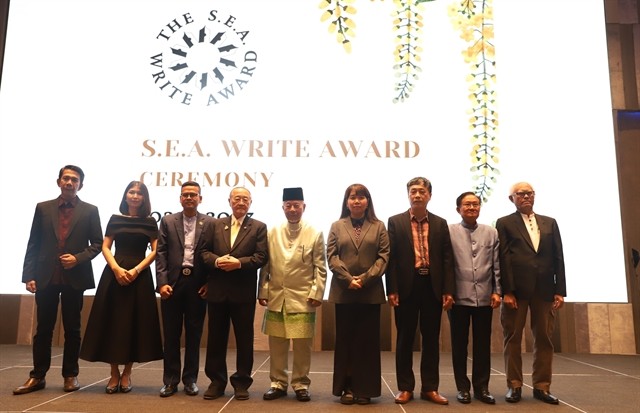 Writer Nguyễn Bình Phương (3rd right) poses for a photo with other award-winning authors at the SEA Write Award ceremony in Bangkok on November 25. VNA/VNS Photo Writer Nguyễn Bình Phương (3rd right) poses for a photo with other award-winning authors at the SEA Write Award ceremony in Bangkok on November 25. VNA/VNS Photo