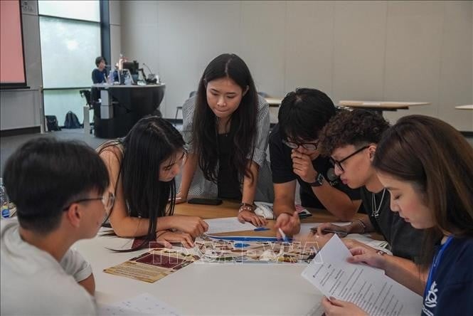Participants look at pictures and remember details in the game