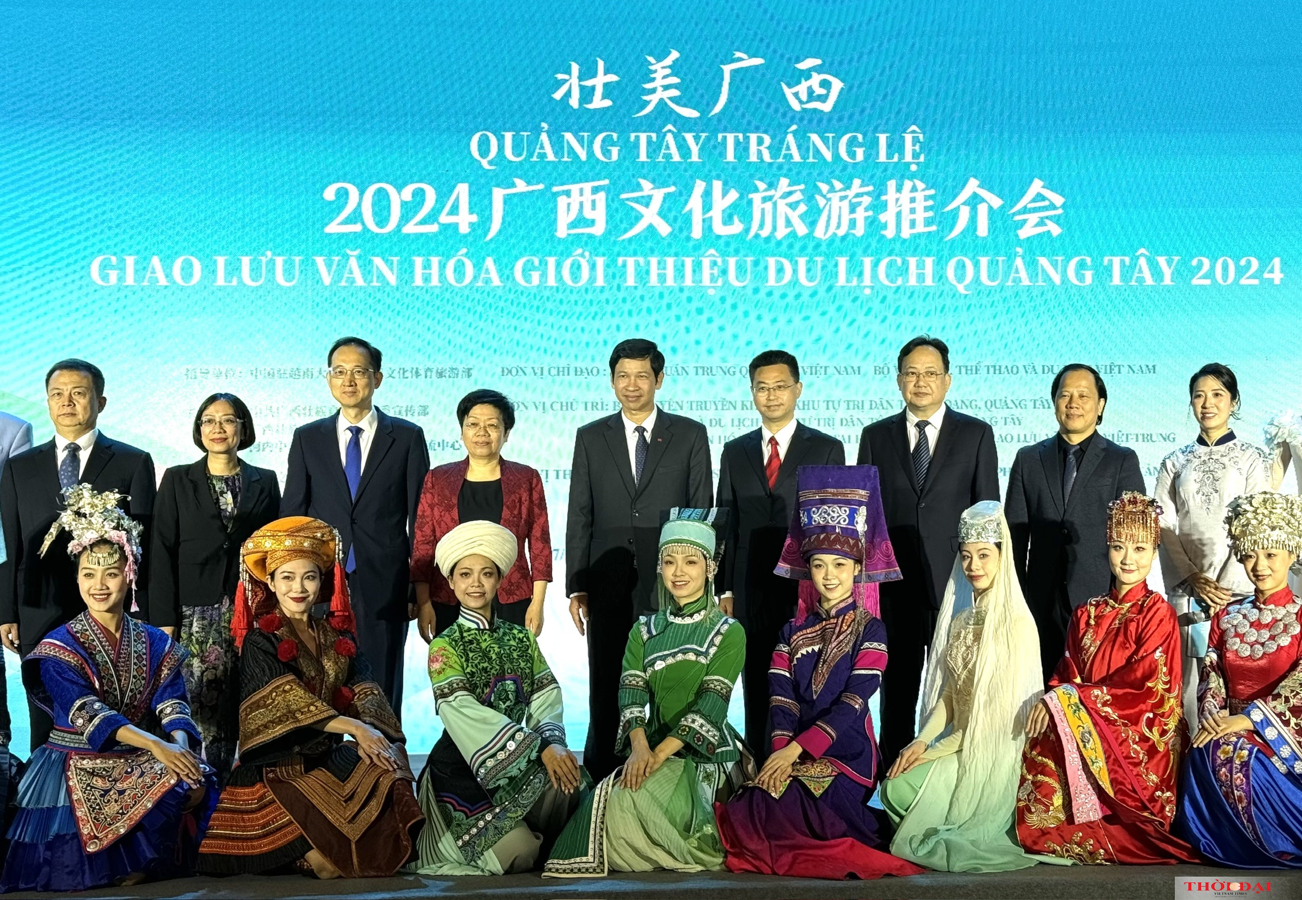 Thứ trưởng Hồ An Phong (thứ 6, từ phải qua) chụp ảnh lưu niệm cùng các đại biểu. Ảnh: Mai Thuỳ Thứ trưởng Hồ An Phong (thứ 6, từ phải qua) chụp ảnh lưu niệm cùng các đại biểu. Ảnh: Mai Thuỳ