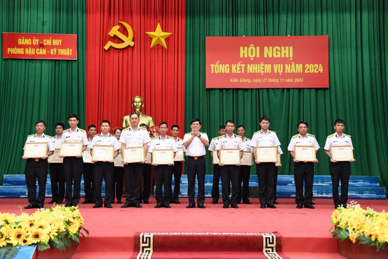 Thượng tá Bùi Long Giang, Chủ nhiệm Hậu cần-Kỹ thuật trao thưởng cho các tập thể, cá nhân đạt thành tích tốt trong năm 2024. Thượng tá Bùi Long Giang, Chủ nhiệm Hậu cần-Kỹ thuật trao thưởng cho các tập thể, cá nhân đạt thành tích tốt trong năm 2024.