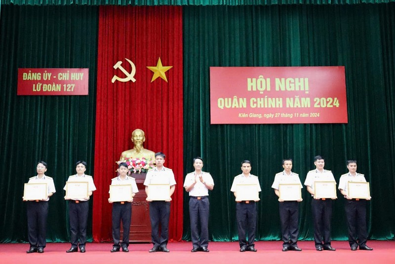 Thượng tá Phạm Lương Hào, Lữ đoàn trưởng Lữ đoàn 127 trao thưởng cho các tập thể đạt thành tích tốt trong năm 2024. Thượng tá Phạm Lương Hào, Lữ đoàn trưởng Lữ đoàn 127 trao thưởng cho các tập thể đạt thành tích tốt trong năm 2024.