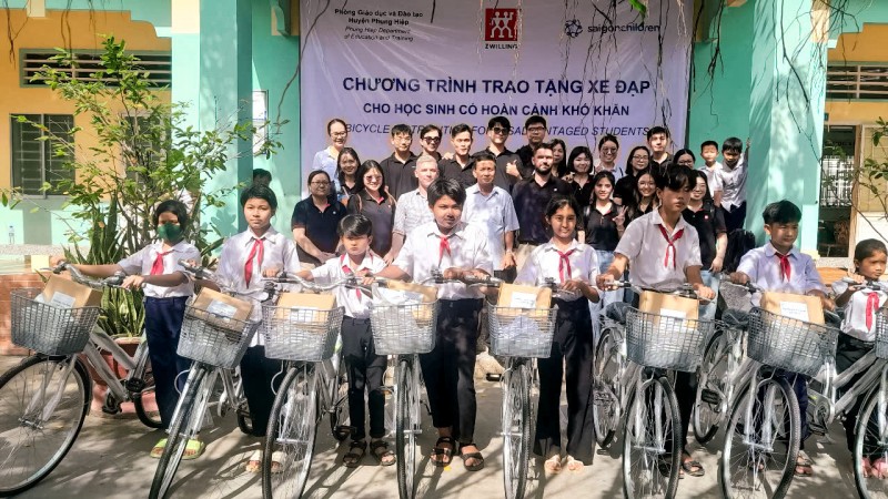 Tổ chức Saigon Children’s Charity trao tặng xe đạp cho học sinh huyện Phụng Hiệp (Hậu Giang) Tổ chức Saigon Children’s Charity trao tặng xe đạp cho học sinh huyện Phụng Hiệp (Hậu Giang)