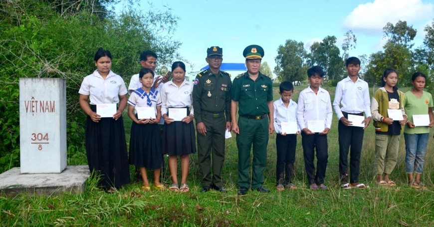 Học bổng từ Việt Nam giúp học sinh nghèo Campuchia hiện thực ước mơ tới trường Học bổng từ Việt Nam giúp học sinh nghèo Campuchia hiện thực ước mơ tới trường