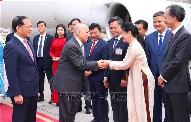 Quốc vương Campuchia đến Hà Nội, bắt đầu thăm cấp Nhà nước tới Việt Nam Quốc vương Campuchia đến Hà Nội, bắt đầu thăm cấp Nhà nước tới Việt Nam