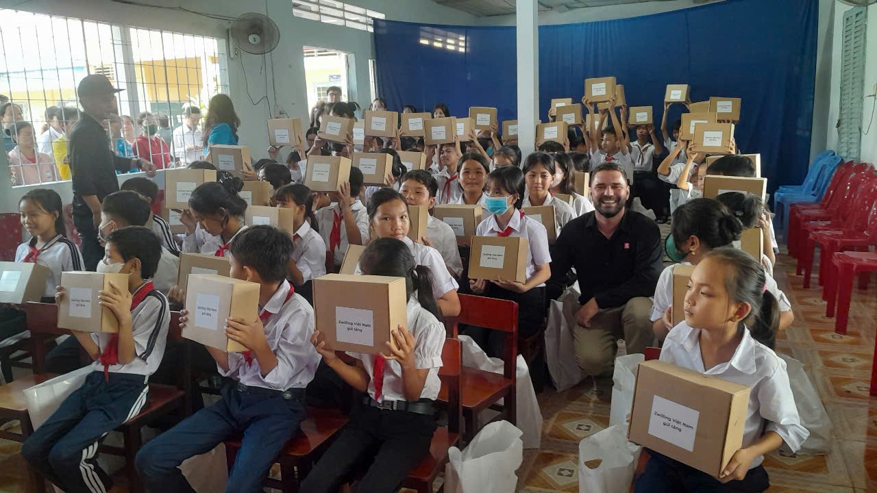 On November 27, Saigon Children’s Charity UK (Saigonchildren), in collaboration with the Phung Hiep District Department of Education and Training and the Hau Giang Union of Friendship Organizations, organized a gift-giving event for students at Tan Phuoc Hung Primary School and Hung Dien Secondary School in Phung Hiep District, Hau Giang Province. On November 27, Saigon Children’s Charity UK (Saigonchildren), in collaboration with the Phung Hiep District Department of Education and Training and the Hau Giang Union of Friendship Organizations, organized a gift-giving event for students at Tan Phuoc Hung Primary School and Hung Dien Secondary School in Phung Hiep District, Hau Giang Province.