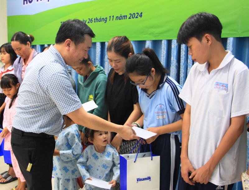 Ông Đỗ Thanh Tuấn, đại diện Vinamilk, trao hỗ trợ và các món quà đến các bệnh nhi tại chương trình “Cứu trẻ em bị bệnh tim bẩm sinh” năm 2025 Ông Đỗ Thanh Tuấn, đại diện Vinamilk, trao hỗ trợ và các món quà đến các bệnh nhi tại chương trình “Cứu trẻ em bị bệnh tim bẩm sinh” năm 2025