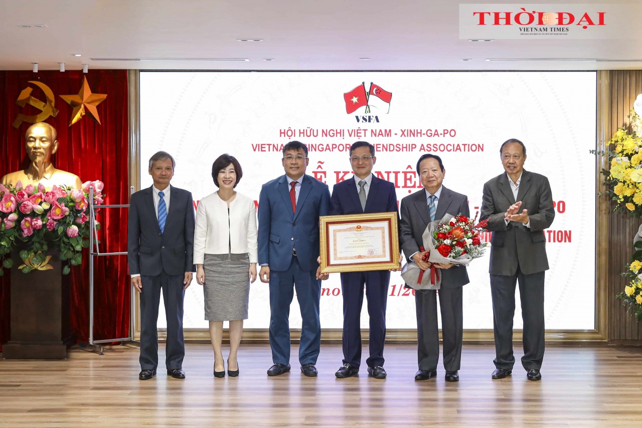 Deputy Minister of Foreign Affairs Nguyen Minh Vu (third from left) awarded the Prime Minister's Certificate of Merit to VSFA. (Photo: Dinh Hoa) Deputy Minister of Foreign Affairs Nguyen Minh Vu (third from left) awarded the Prime Minister's Certificate of Merit to VSFA. (Photo: Dinh Hoa)
