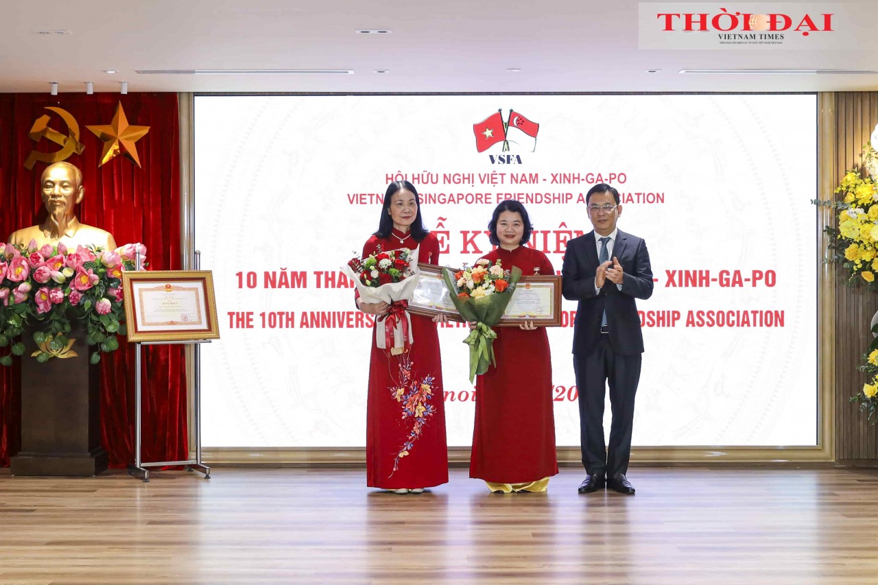 Vice President of the Vietnam Union of Friendship Organizations Dong Huy Cuong presented the medal “For Peace and Friendship among Nations” to Ms. Duong Thu Phuong, Member of the VSFA Standing Committee and Ms. Hoang Kim Huyen, Member of the VSFA Executive Committee. (Photo: Dinh Hoa) Vice President of the Vietnam Union of Friendship Organizations Dong Huy Cuong presented the medal “For Peace and Friendship among Nations” to Ms. Duong Thu Phuong, Member of the VSFA Standing Committee and Ms. Hoang Kim Huyen, Member of the VSFA Executive Committee. (Photo: Dinh Hoa)